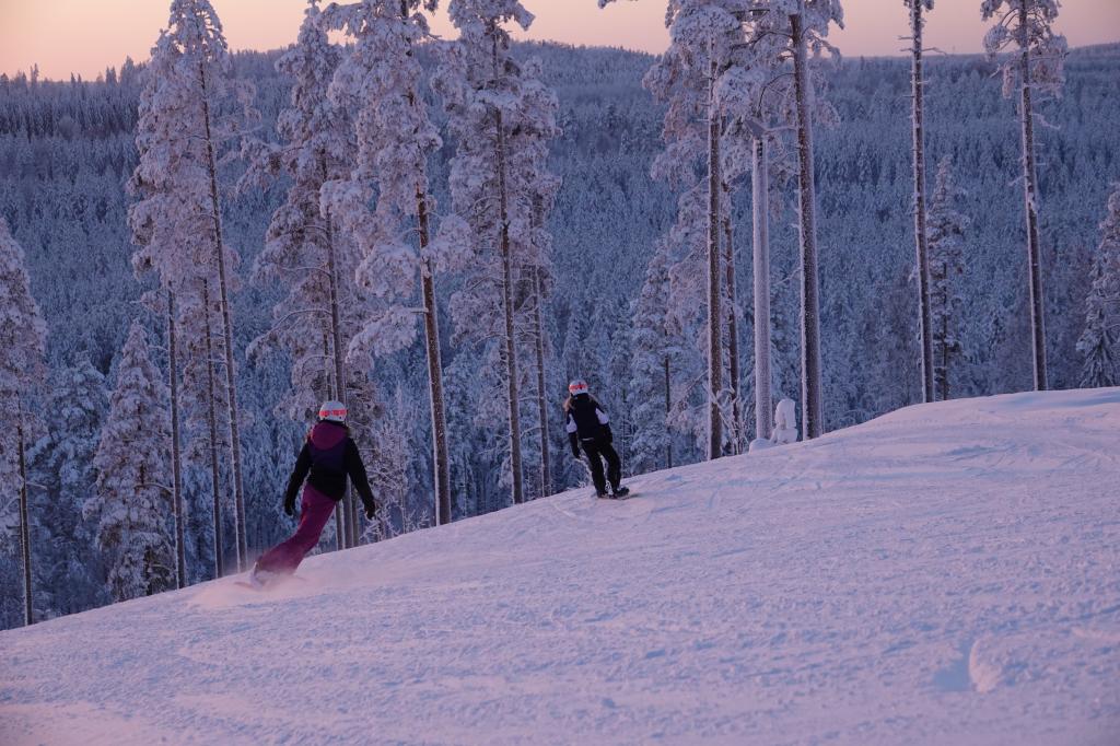 Hasa Juva Ski Resort -talviliikuntakeskus, rinneravintola ja välinevuokraamo