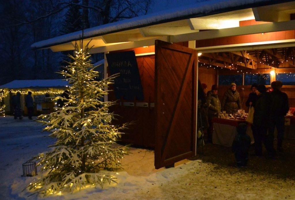 Viikonloppuna joulutunnelmaa voi aistia sekä Teahousen pihapiirissä Vehmaalla järjestettävillä Wehmaan Joulumarkkinoilla että Kaarihallin perinteisissä Joulumyyjäisissä. Wehmaan Joulumarkkinoille on maksuton yhteiskyyditys Juvalta ja Mikkelistä. 