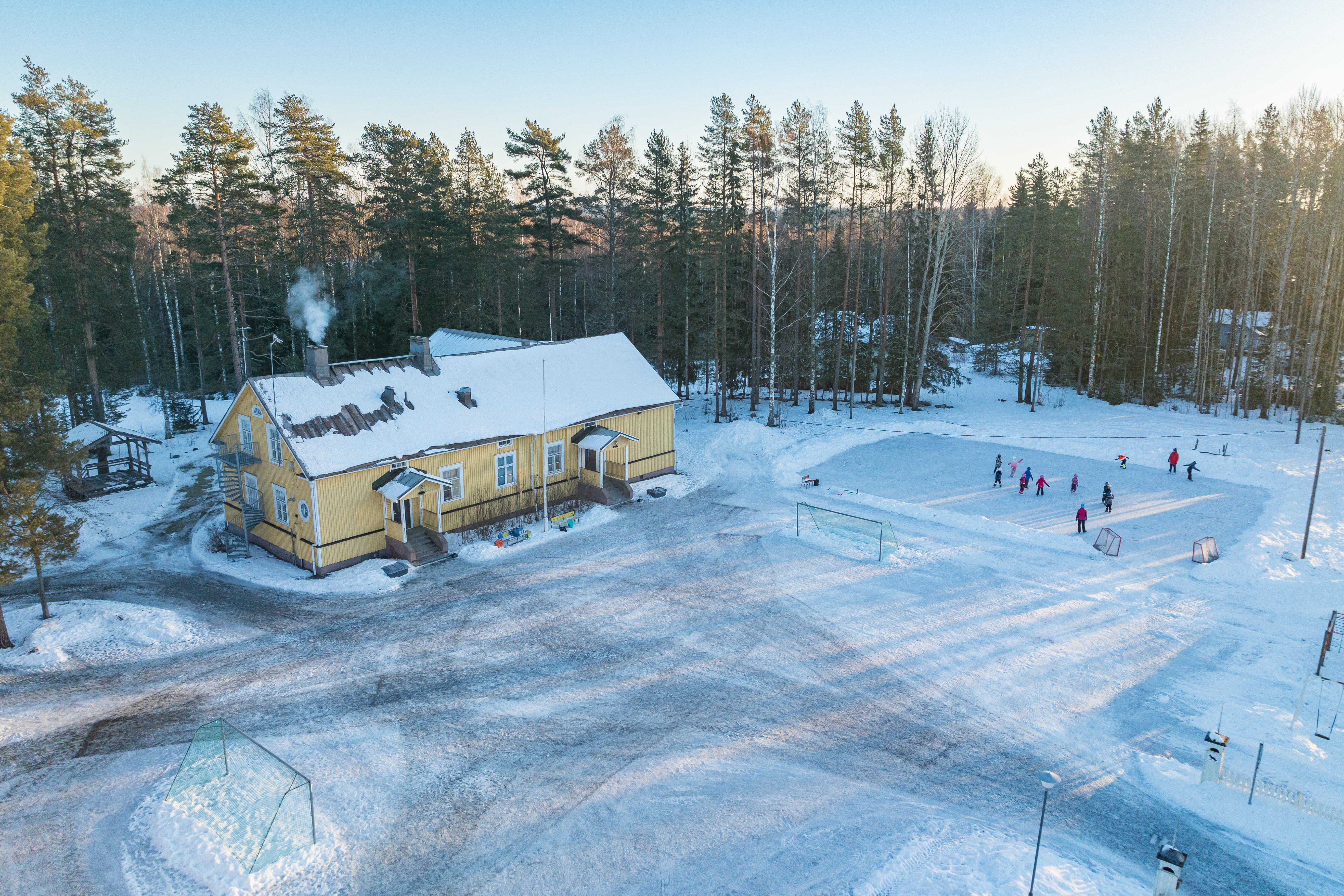 Ilmoita lapsesi esikouluun tai ensimmäiselle luokalle 15.2.2025 mennessä täyttämällä sähköinen ilmoittautumislomake. 