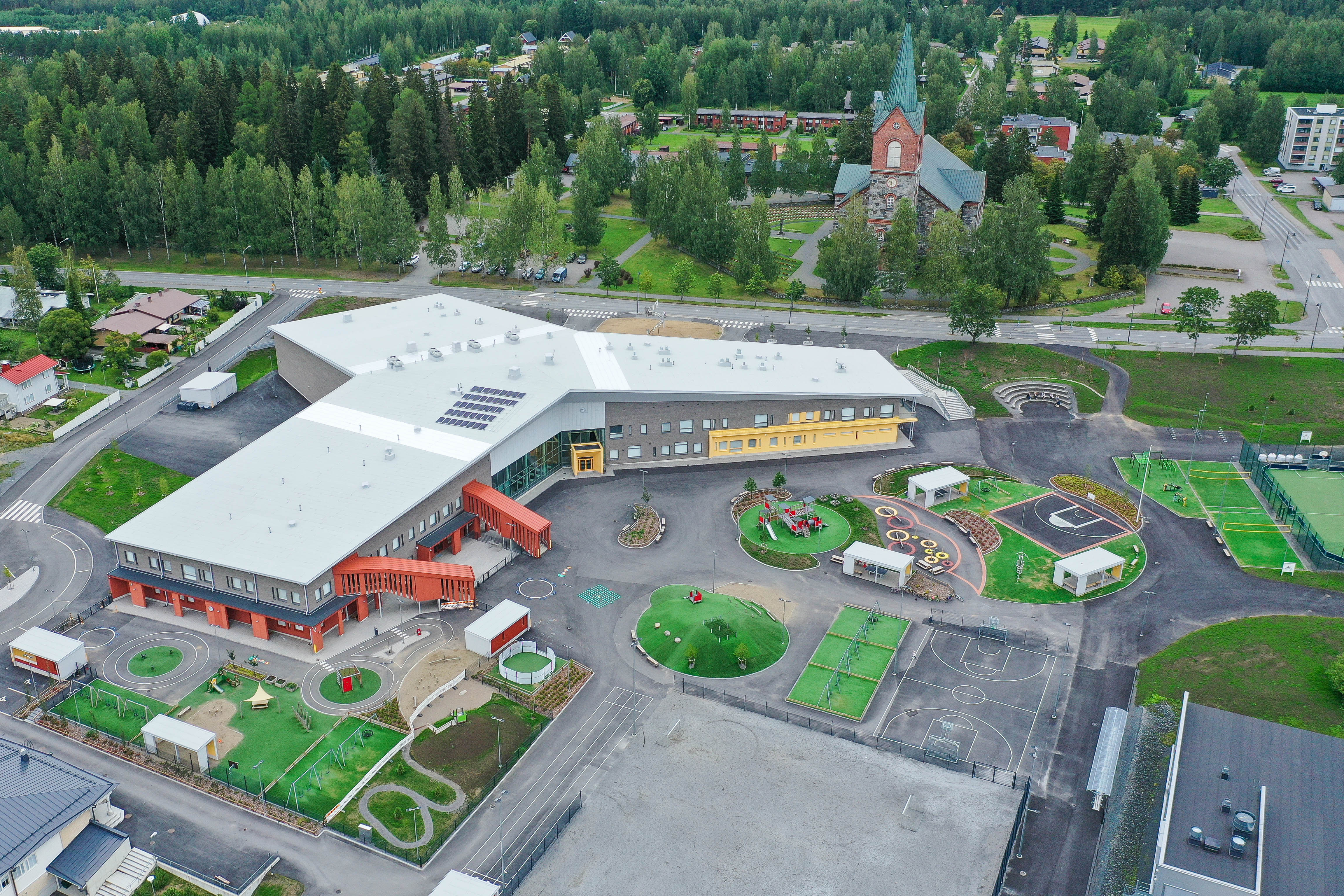 YIT rakensi elinkaarimallilla Martti Talvela -kampuksen Juvalle. Muun muassa laadukas sisäilma, kosteudenhallinta ja energiatehokkuus olivat suunnittelun keskiössä. Kampus saavutti ensimmäisenä Suomessa RTS-sertifioinnin neljän tähden luokitustason.